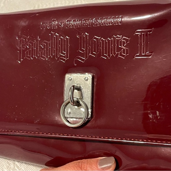 Nu Melt x Bailey Sarian Fatally Yours clutch crimson deep red gothic shiny - Picture 5 of 6